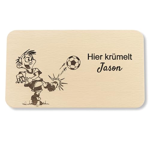Frühstücksbrettchen Kinder personalisiert – Frühstücksbrett mit Fußball-Motiv & Namen - Geschenk zur Taufe Junge, Geburt oder Geburtstag - Brettchen aus Buchenholz - Hier krümelt Holzbrett - DwieDeko® von DwieDeko
