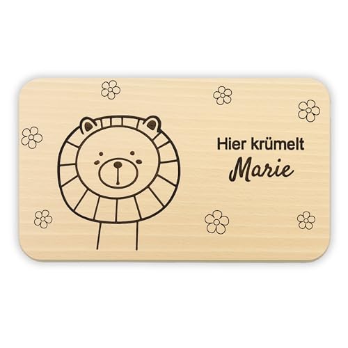 DwieDeko® - Frühstücksbrettchen Kinder personalisiert – Süßes Hier krümelt Holzbrett mit Löwe - Brettchen personalisiert - Personalisierte Geschenke 1. Geburtstag oder personalisierte Geschenke Taufe von DwieDeko