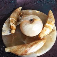 Handgefertigtes Onyx Marmor Fruit Set/Apple Banana Wunderschöne Wohnkultur Polierter Handgefertigt Und Messing Handgefertigtes Onyx Marmor Fruit Set/Apple Banana Wunderschöne Wohnkultur Polierter Handgefertigt Und Messing von DyESTOREVINTAGE