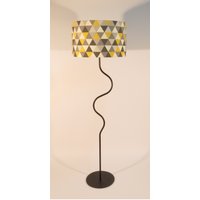 Handgemachte Stehlampe Mit Trommellampenschirm Aus Metall Und Stoff, Verschiedene Farben Der Lampenschirme, Gebogene Formen, Mäanderförmig Geformt von DyankoffDecor