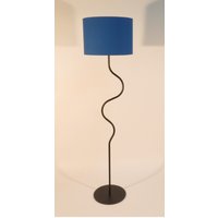 Handgemachte Stehlampe Mit Trommellampenschirm Aus Metall Und Stoff, Verschiedene Farben Der Lampenschirme, Gebogene Formen, Mäanderförmig Geformt von DyankoffDecor