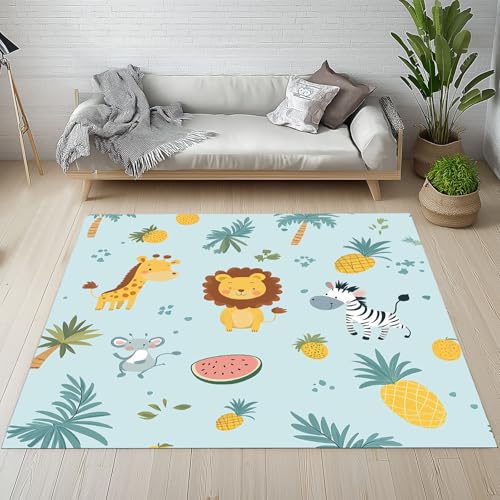 Dyjuaa Löwe Giraffe Karikatur Tiere Teppich Kurzflor 120x160 cm, Ananas Wassermelone Palmen Bettvorleger Weich rutschfest Waschbar, Carpet für Wohnzimmer, Schlafzimmer, Esszimmer, Kinderzimmer Dyjuaa Löwe Giraffe Karikatur Tiere Teppich Kurzflor 120x160 cm, Ananas Wassermelone Palmen Bettvorleger Weich rutschfest Waschbar, Carpet für Wohnzimmer, Schlafzimmer, Esszimmer, Kinderzimmer von Dyjuaa
