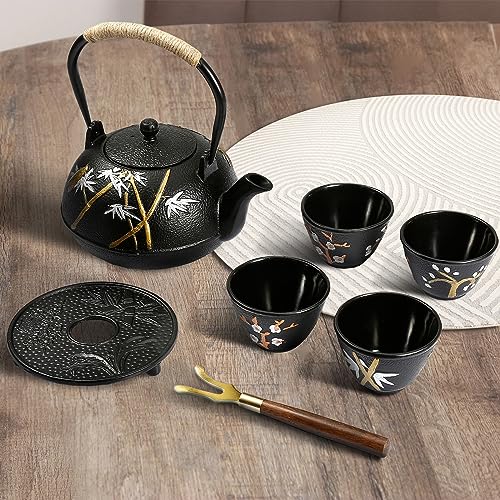 Dyna-Living Teekanne Gusseisen Set, Japanische 1,2 Liter Gusseiserne Teekanne 4 Teebecher, Basis, Edelstahl Sieb, Holzgriff Clip, Handbemaltes Chinesisches Rosenholz, Bambus & Pflaumenmotive, Schwarz von Dyna-living