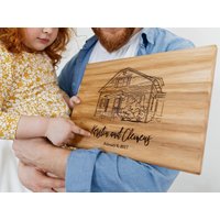 Einweihungsgeschenk, Individuelles Schneidebrett, Haus Portrait, Skizze, Individuelle Foto Gravur, Unser Erstes Geschenk Für Brautpaare von DynamicWorkshop
