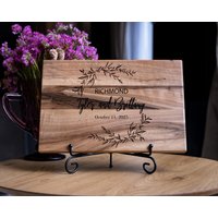 Schneidebrett Mit Individueller Gravur - Hochzeitsgeschenk Für Paare, Einweihungsgeschenk, Holzbrett Braut Oder Junggesellinnenabschied von DynamicWorkshop