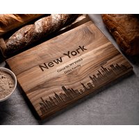 Personalisiertes Schneidebrett Für Einweihungsgeschenk, Wählen Sie Ihre Skyline Der Stadt, New York, Chicago, Boston, Los Angeles, Philadelphia von DynamicWorkshop