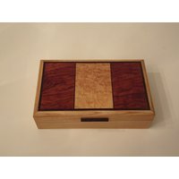 Handgefertigte Kunstwerke Mit Funktionalem Flair. Holzschmuck Oder Andenken-Box.10''x6" 2 3/4'' Handgefertigte Kunstwerke Mit Funktionalem Flair. Holzschmuck Oder Andenken-Box.10''x6" 2 3/4'' von DynamiteBoxes