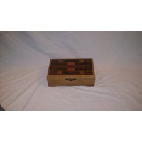 Quartal Gesägt Eiche Fleck-Glas-Patern Andenken-Box Quartal Gesägt Eiche Fleck-Glas-Patern Andenken-Box von DynamiteBoxes