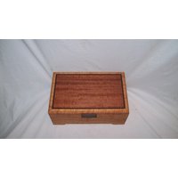 Schmuckschatulle Uhrenboxteebox Oder Schreibtischbox Rote Curly Oak Box Mit Makore Handgefertigter Andenkenbox von DynamiteBoxes