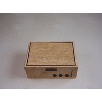 Schreibtischbox Handgefertigt Aus Ahorn Und Intarsiert Mit Birds Eye Im Art Deco Stlye von DynamiteBoxes