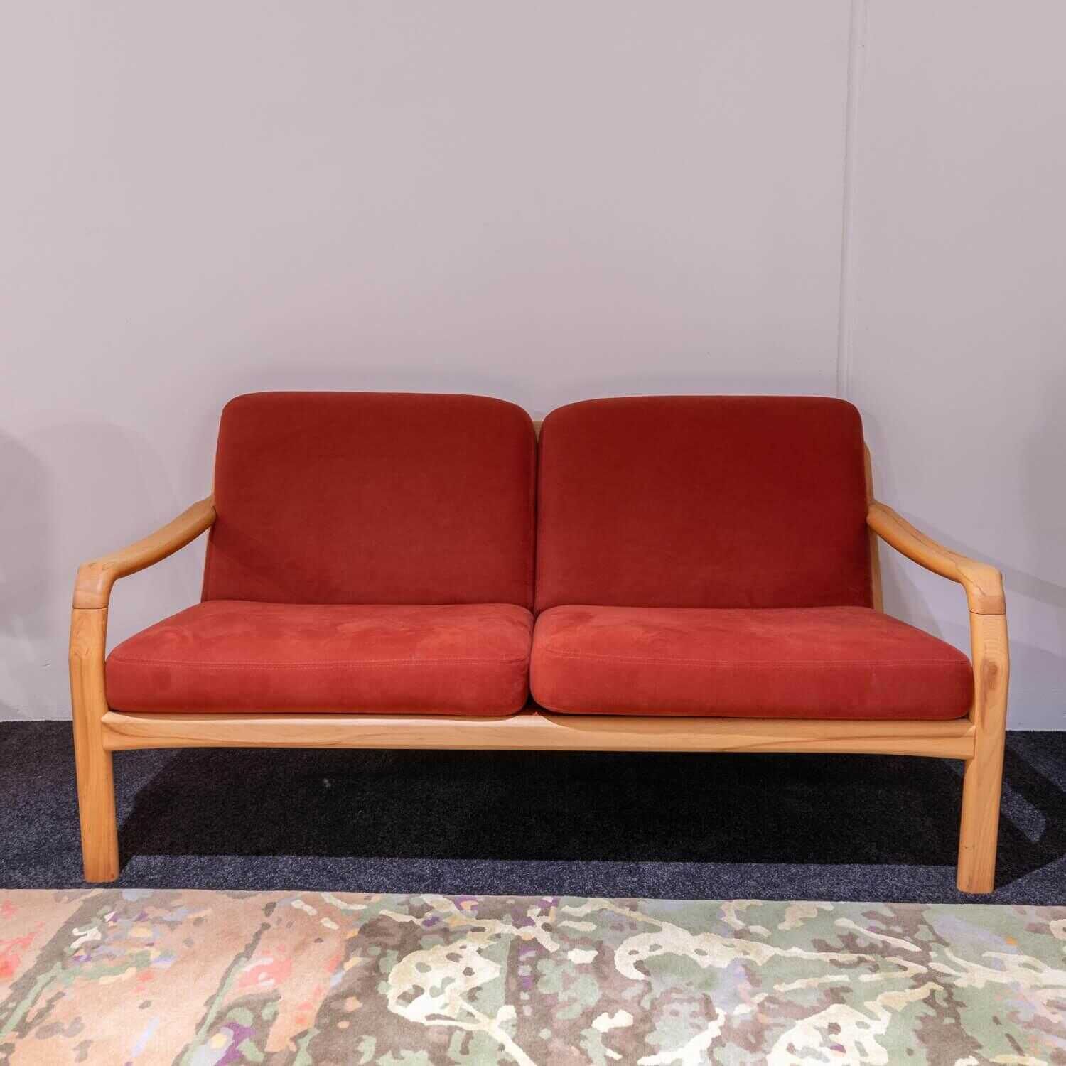 Sofa DY 1260 2,5-Sitzer Stoff Comfort 0028 Rot Kernbuche Geölt von Dyrlund