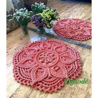 Runder Häkelteppich, Gestrickter Blumenteppich, Wohndekor, Flickenteppich, Einweihungsgeschenk, Weihnachtsgeschenk, Lotusblumendekor von Dysode