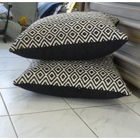 Handgewebter Dekorativer Kissenbezug. Dekoratives Handgefertigtes Kissen Aus Wolle. Einzelstück Oder Set Zwei Schwarz-Weißen Kissenbezügen von DzevStudio