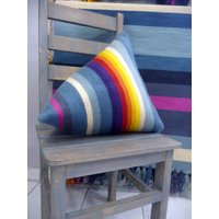 Handgewebtes Kissen Aus Wolle. Dekorativer Handgemachter Pyramiden-Kissenbezug von DzevStudio