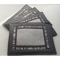 Graue Tischsets Set Von 4 Dinner Table von DzintrasPatchworkArt