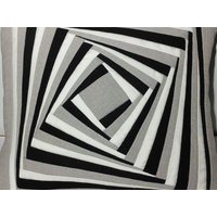 Handgemachte Patchwork Kissenhülle Grau-Schwarz-Weißes Kissen, 40 X cm von DzintrasPatchworkArt