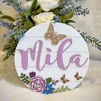 Personalisiertes Holz-Baby-Namensschild | Rundes Schild Florale Rosen Kinderzimmer Wandkunst Baby Shower Geschenk Mädchenzimmer Deko Schmetterling von EASCustomDesignsLLC