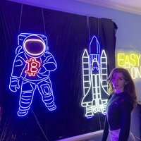 Astronaut Mit Bitcoin Led Neon Zeichen | Space Man Schild Leuchte von EASYNEON