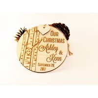 Unser Weihnachtsschmuck, Gerade Verheiratet Ornament, Hochzeit Frisch Mr Und Mrs Holz Familien Ornament von EBdesignShop