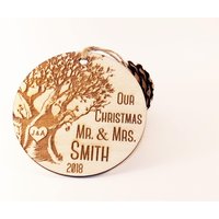 Unser Weihnachtsschmuck, Gerade Verheiratet Ornament, Hochzeit Frisch Mr Und Mrs Holz Familien Ornament von EBdesignShop