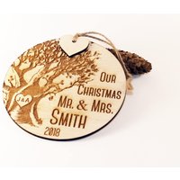 Unser Weihnachtsschmuck, Gerade Verheiratet Ornament, Hochzeit Frisch Mr Und Mrs Holz Familien Ornament von EBdesignShop