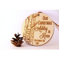 Unser Weihnachtsschmuck, Gerade Verheiratet Ornament, Hochzeit Frisch Mr Und Mrs Holz Familien Ornament von EBdesignShop