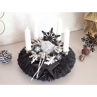 Edler Adventskranz-Schwarz-Weiß-sterne-Schneeflocke-Kerzenhalter Krone-stabkerzen-Adventsdeko-Tischkranz-Weihnachtsdeko-Tischdeko-Kranz-Deko Edler Adventskranz-Schwarz-Weiß-sterne-Schneeflocke-Kerzenhalter Krone-stabkerzen-Adventsdeko-Tischkranz-Weihnachtsdeko-Tischdeko-Kranz-Deko von EBmomente