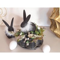 Ostergesteck Hase-Schwarz-Metallgefäß-Vintage-Frühlingsgesteck-Landhaus-Osterhase-Osterkranz-Frühlingsdeko-Tischgesteck-Tischkranz-Osterdeko Ostergesteck Hase-Schwarz-Metallgefäß-Vintage-Frühlingsgesteck-Landhaus-Osterhase-Osterkranz-Frühlingsdeko-Tischgesteck-Tischkranz-Osterdeko von EBmomente