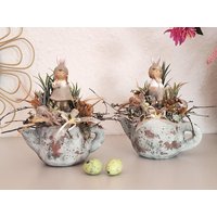 Ostergesteck Mit Hase-Tischgesteck-Landhaus-Osterhase-Osterdeko-Frühlingsdeko-Tischgesteck-Frühlingsgesteck-Tischdeko-Shabby-Teekanne-Beige Ostergesteck Mit Hase-Tischgesteck-Landhaus-Osterhase-Osterdeko-Frühlingsdeko-Tischgesteck-Frühlingsgesteck-Tischdeko-Shabby-Teekanne-Beige von EBmomente