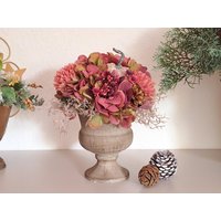 Herbstgesteck Mit Kürbis-Hortensien-Dahlien-Tischgesteck-Gesteck-Deko Herbst-Tischdeko-Tischschmuck-Deko-Herbstdeko-Pokal-Blumenarrangement Herbstgesteck Mit Kürbis-Hortensien-Dahlien-Tischgesteck-Gesteck-Deko Herbst-Tischdeko-Tischschmuck-Deko-Herbstdeko-Pokal-Blumenarrangement von EBmomente