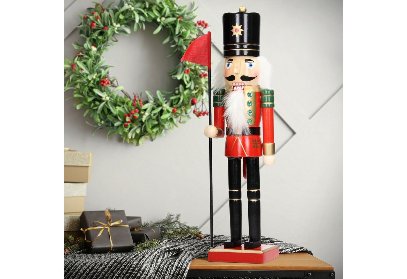 ECD Germany Nussknacker Weihnachten Holzfigur König Puppet Marionette Ornament Nussbrecher, 25cm mit schwarzer Hut Fahne aus Holz Unikat von ECD Germany