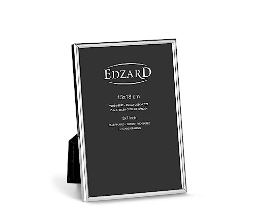 EDZARD Bilderrahmen Genua für Foto 13 x 18 cm, edel versilbert, anlaufgeschützt, mit Samtrücken, inkl. 2 Aufhängern, Fotorahmen zum Stellen und Hängen EDZARD Bilderrahmen Genua für Foto 13 x 18 cm, edel versilbert, anlaufgeschützt, mit Samtrücken, inkl. 2 Aufhängern, Fotorahmen zum Stellen und Hängen von EDZARD