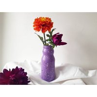 Vase, Glasvase, Handbemalte Handdekorierte Blumenvase, Wohndekoration, Dekorierte Lila Recyclingglasflasche Vase, Glasvase, Handbemalte Handdekorierte Blumenvase, Wohndekoration, Dekorierte Lila Recyclingglasflasche von EloMstudio
