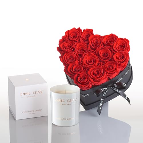 IRRESISTIBLE BRAMBLE SET - Infinity Rosen und Duftkerze - Verführerisches Vibrant Red arrangiert in der herzförmigen Rosenbox kombiniert mit Duftkerze Velvet Rose & Damask von EG EMMIE GRAY