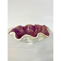 Lila Schale, Geschwungene Form, Außen Weiß Strukturiert, Handgeformte Keramik, Unikat, Moderne Deko von EKKeramik