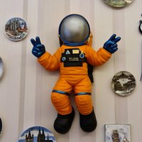 Orange Astronaut Skulptur, Wand Kunst Statue, Figur Schwarz Gold Dekor, Nasa Raumfahrer Apollo 11 von ELLARTSculptures