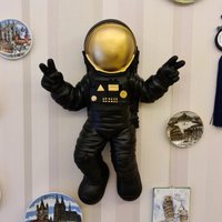 Schwarz Gold Astronaut Skulptur, Wand Kunst Statue, Figur Dekor, Nasa Raumfahrer Apollo 11 von ELLARTSculptures