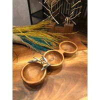 Küche Geschenk Holz, Holz Snack Schale, Kleine Holzplatte, Geteilte Nussbaum Servierplatte, Messing Objekt von ELLCONCEPT