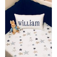 Personalisiertes Besticktes Kissen - Baby Name von ELLCustomDesign