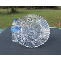 Pioneer Pattern Glass, 11, 5 "Pionier Muster Servierplatte, Sägezahnrand Platte, Federal Glass Company, Pionier Platte, Intaglio Fruit Design Pioneer Pattern Glass, 11, 5 "Pionier Muster Servierplatte, Sägezahnrand Platte, Federal Glass Company, Pionier Platte, Intaglio Fruit Design von EMClassyDesigns