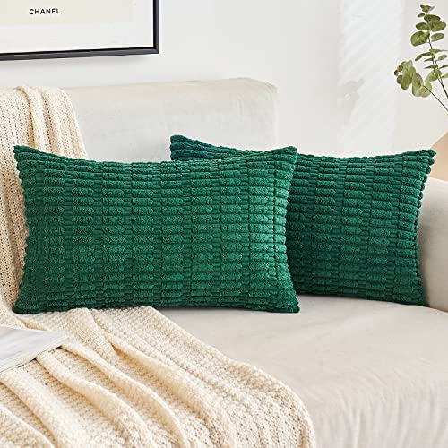 EMEMA Kordsamt Kissenbezüge Dekorative Sofakissen Moderne Kissenhüllen 30x50 cm Dekokissen Weicher Zierkissenbezug für Wohnzimmer Sofa Schlafzimmer 2er Set Dunkelgrün von EMEMA