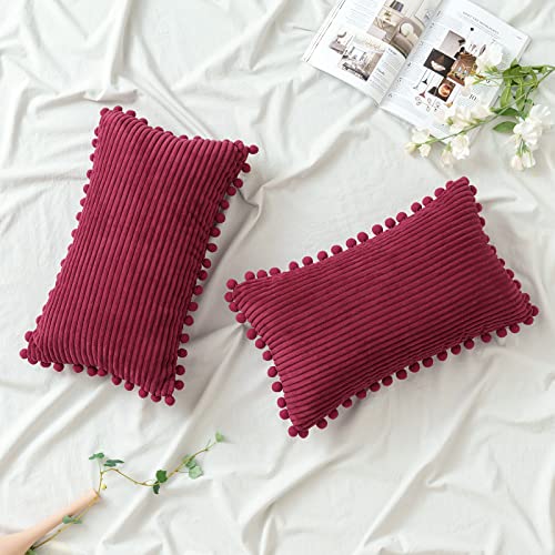 EMEMA Kordsamt Kissenbezug Sofakissen Pompon Dekokissen Zierkissen Dekorative Kissenbezüge Kissenhülle Zierkissenbezug für Couch Sofa Wohnzimmer Schlafzimmer 2er Set 30x50 cm Weinrot von EMEMA