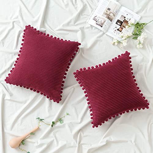 EMEMA Kordsamt Kissenbezug Sofakissen Pompon Dekokissen Zierkissen Dekorative Kissenbezüge Kissenhülle Zierkissenbezug für Couch Sofa Wohnzimmer Schlafzimmer 2er Set 45x45 cm Weinrot von EMEMA