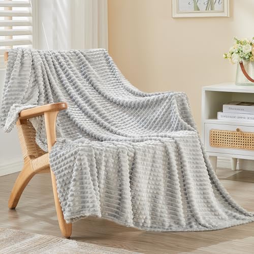 EMME Kuscheldecke Flauschige - 3D-Touch-Erlebnis Fleecedecke, Weiche Warme Wolldecke Überwurfdecke, Couchdecke, Decke für Sofa, Tagesdecke, Wohndecke, Hellgrau, 130 x 150 cm von EMME