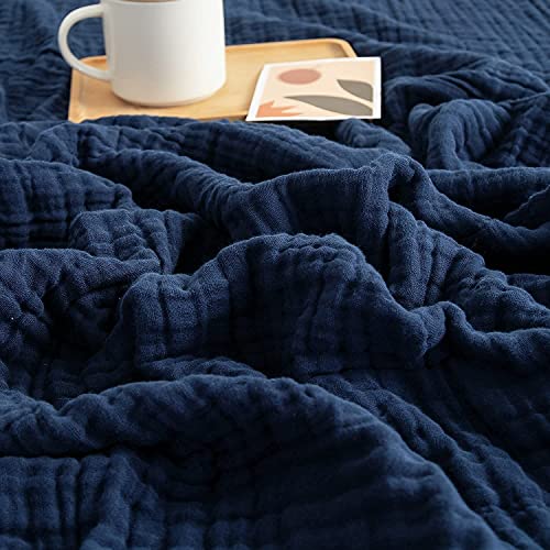 EMME Baumwolldecke 100% Musselin Decke Erwachsene, 6-Lagige Sofadecken Atmungsaktive Weiche Decke Alle Jahreszeiten Vorgewaschen Couch Decken Baumwolle Tagesdecke, 140 x 190 cm,Navy blau von EMME