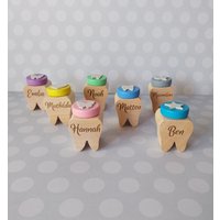 Milchzahndose Aus Holz Mit Namen Zahnfee Personalisierte Zahndose Motiv Einschulung Zahndöschen Personalisiert Milchzahndose Aus Holz Mit Namen Zahnfee Personalisierte Zahndose Motiv Einschulung Zahndöschen Personalisiert von EMMERICHkreativ