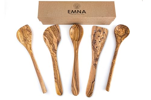 EMNA – Olivenholz Küchenutensilien Set | 5-teiliges Kochlöffel & Küchenhelfer Set Holz | Handgefertigt Unikat | Geschenkbox mit Zertifikat vom Gründer | Geschenkidee Weihnachten Geburtstag Hochzeit EMNA – Olivenholz Küchenutensilien Set | 5-teiliges Kochlöffel & Küchenhelfer Set Holz | Handgefertigt Unikat | Geschenkbox mit Zertifikat vom Gründer | Geschenkidee Weihnachten Geburtstag Hochzeit von EMNA