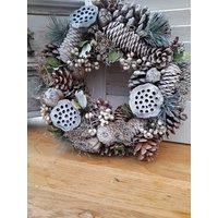 Adventskranz, Türkranz, Tannenzapfen, Weiße Beeren, Weihnachtsdekoration Adventskranz, Türkranz, Tannenzapfen, Weiße Beeren, Weihnachtsdekoration von ENGLISHORIGINALS
