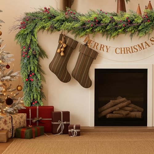 ENVEN Künstliche Zedern-Weihnachtsgirlande mit roten Beeren und Tannenzapfen – künstliches Wintergrün für Urlaub, Kaminsims, Treppenhaus, Tür, Innen- und Außenbereich, Weihnachtsdekoration ENVEN Künstliche Zedern-Weihnachtsgirlande mit roten Beeren und Tannenzapfen – künstliches Wintergrün für Urlaub, Kaminsims, Treppenhaus, Tür, Innen- und Außenbereich, Weihnachtsdekoration von ENVEN