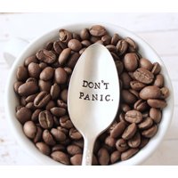 Don't Panic Löffel - Handgestempelt Kaffee Eis Tee Pb Hitchhiker Guide Quote Fan Geschenke Für Ihn Papa Vatertag von EOJStudios